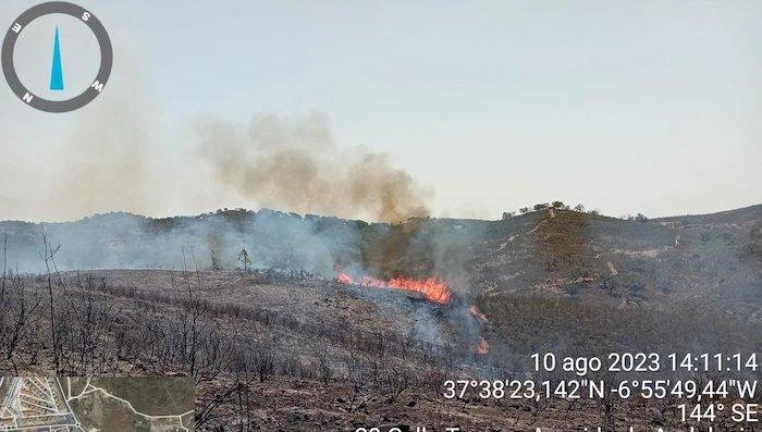 <strong>Un incendio en Calañas moviliza a dos aviones y dos helicópteros para frenar el fuego</strong>