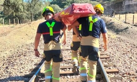 <strong>Rescatan a un hombre que cayó a un barranco de 100 metros en la línea Huelva-Zafra</strong>