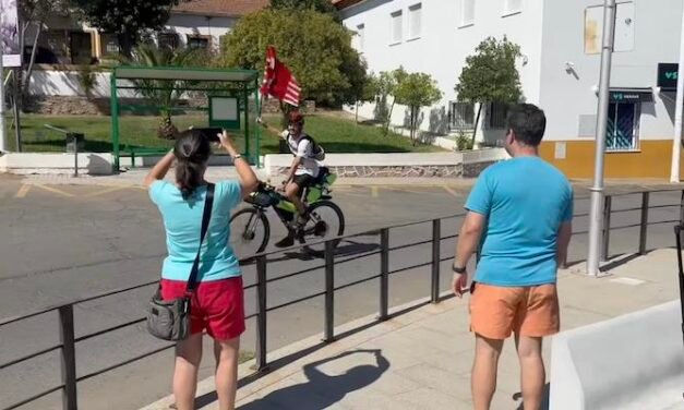 <strong>Un vecino de Riotinto realiza el Camino de Santiago en bicicleta para mostrar la ‘Cuna del Fútbol’</strong>