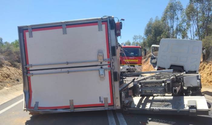 <strong>Rescatan al conductor de un camión tras volcar cerca de San Juan del Puerto</strong>