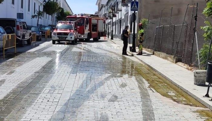 <strong>Un camión derrama litros de aceite por las calles de Jabugo</strong>