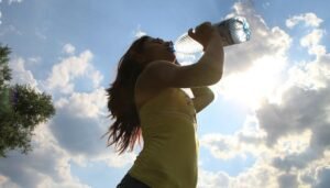 Mujer bebe agua