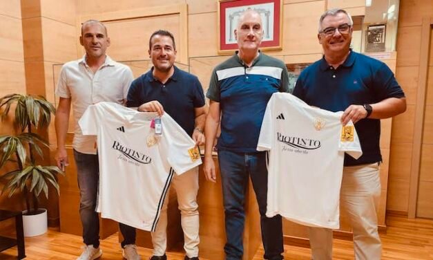 <strong>La Federación Andaluza de Fútbol recibe la camiseta del 150 aniversario del primer partido de fútbol en España</strong>