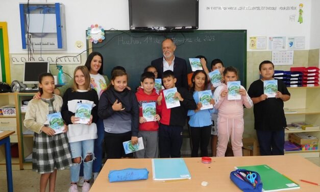 <strong>Aiqbe entrega la agenda escolar de la industria a 600 alumnos de Huelva</strong>