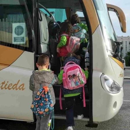 <strong>Estudiantes de Cala no pueden ir a clase porque “no caben en el autobús”</strong>