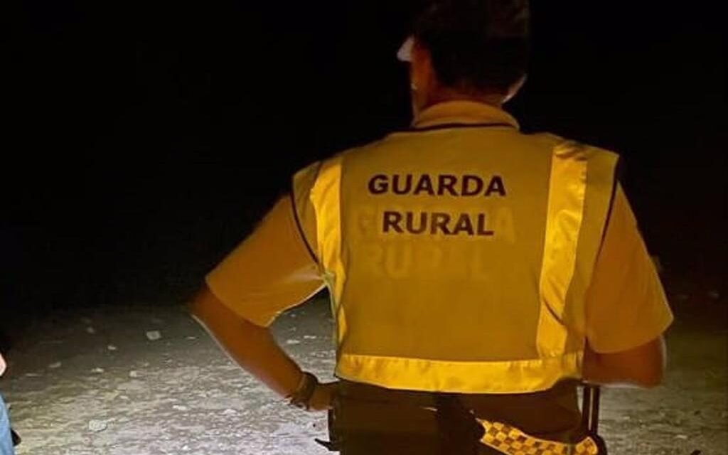 <strong>Tres motoristas arrollan y amenazan a un guardia rural en Berrocal</strong>