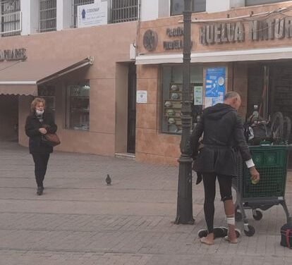 Detenido por patear y arrastrar a un indigente que dormía en la calle en Huelva