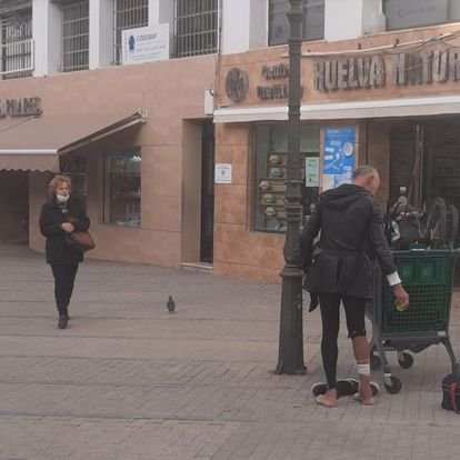 Detenido por patear y arrastrar a un indigente que dormía en la calle en Huelva