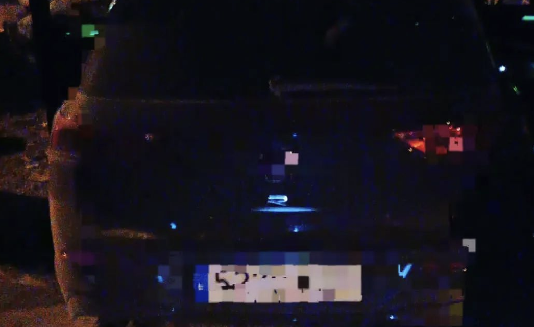 <strong>Huyen tras intentar embestir a un coche de la policía local junto a La Navidad</strong