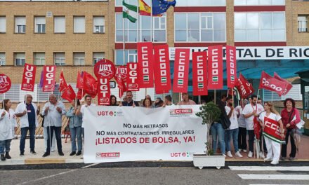 Trabajadores se concentran en el Hospital de Riotinto por el desbloqueo de la Bolsa de Empleo