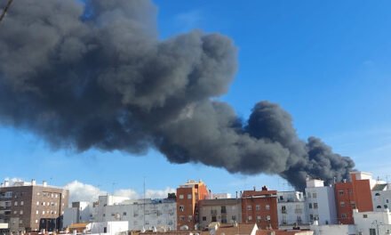 <strong>Arde la nave de Hierros España y la densa humareda sobrevuela Huelva</strong>