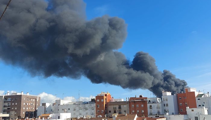 <strong>Arde la nave de Hierros España y la densa humareda sobrevuela Huelva</strong>