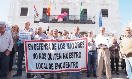 Los mayores de Cartaya se concentran para pedir al Ayuntamiento que les devuelvan el Centro de Día de la localidad