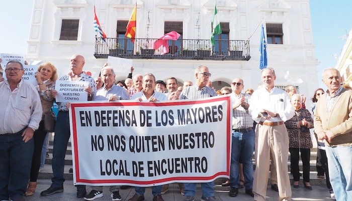 Los mayores de Cartaya se concentran para pedir al Ayuntamiento que les devuelvan el Centro de Día de la localidad