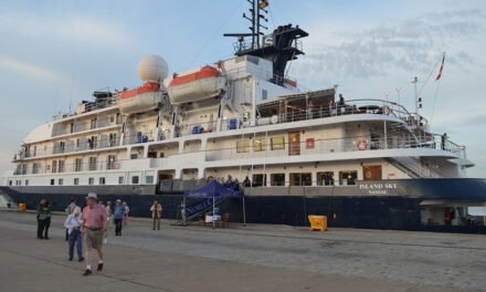 <strong>Huelva recibe por primera vez al buque de cruceros de lujo Island Sky</strong>