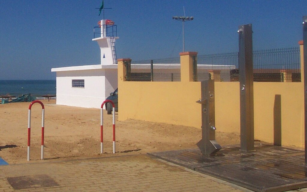Punta Umbría corta el agua de las duchas de la playa tras pasar al nivel de alerta