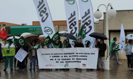 Los trabajadores de la Residencia de Tiempo Libre de Punta Umbría protestan por el cierre