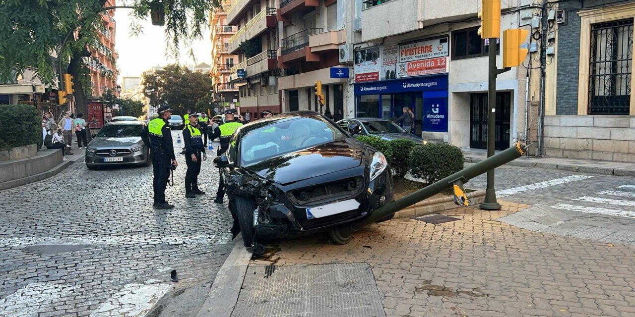 Derriba un semáforo tras un accidente en el centro de Huelva