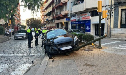 Derriba un semáforo tras un accidente en el centro de Huelva