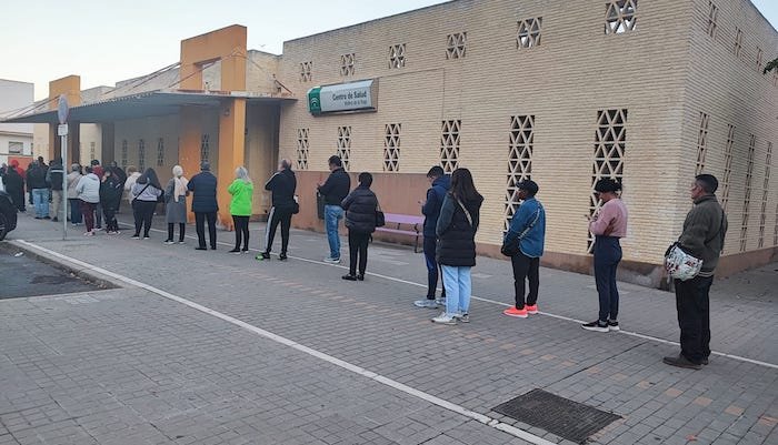 CSIF denuncia «colas interminables» para obtener citas médicas en los centros de salud de la capital