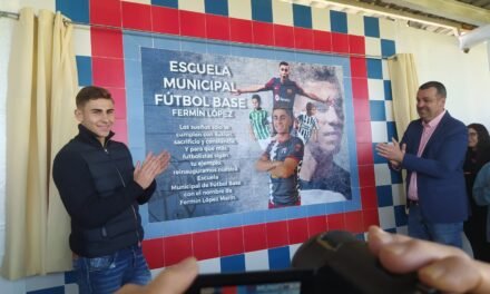 Fermín López da nombre con “orgullo” a la escuela de fútbol de El Campillo