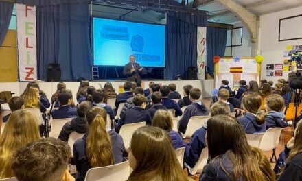 David Toscano ofrece una charla sobre la Constitución en el colegio Santo Ángel