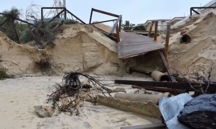 Las fuertes mareas destrozan de nuevo la playa de El Portil