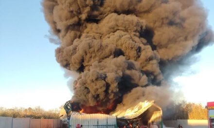 El incendio de un tractor en una nave de Moguer causa una enorme columna de humo