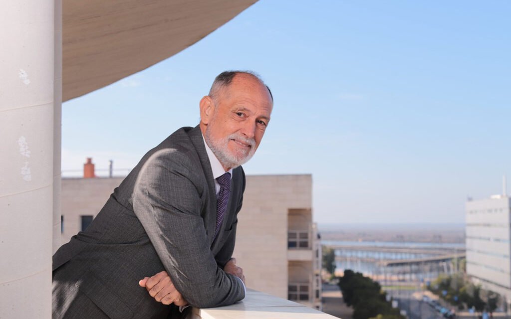 José Luis Menéndez: «Este año empezaremos a visualizar la tercera revolución industrial en Huelva»