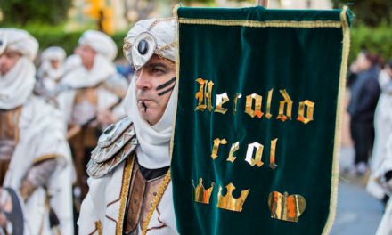 El Heraldo Real recorre Huelva para anunciar la inminente llegada de los Reyes Magos