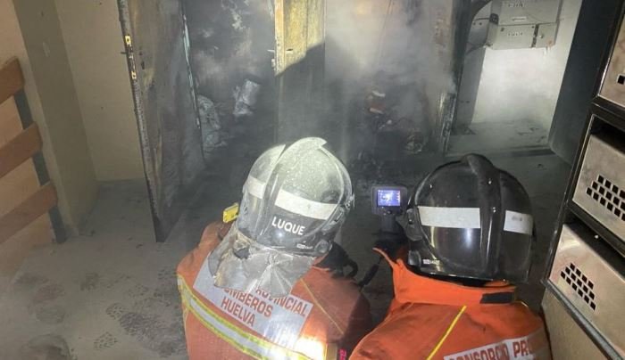 Bomberos actúan en el incendio de un cuarto de contadores en Moguer