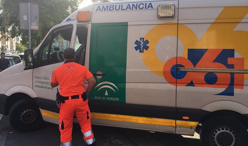 Herido un joven de 28 años por una colisión entre dos turismos en Gibraleón