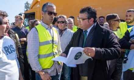 Un centenar de agricultores cortan la A-49