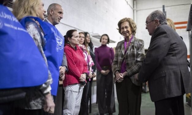 La reina Sofía visita las instalaciones del Banco de Alimentos de Huelva para conocer su funcionamiento