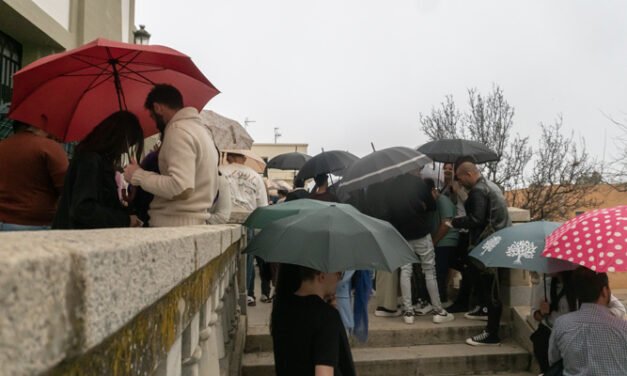 Domingo de Ramos: Crónica gráfica de un día de lluvia y tristeza