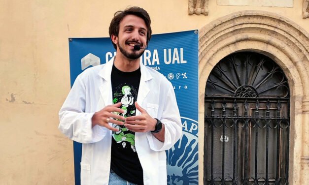 El riotinteño Adrián Macías de la Rosa deslumbra en España con sus monólogos científicos