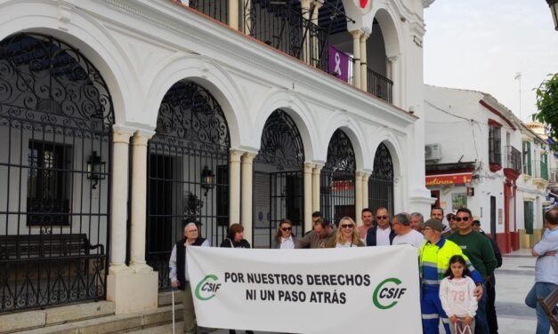 Los trabajadores de Aqualia inician sus protestas frente al Ayuntamiento de Almonte