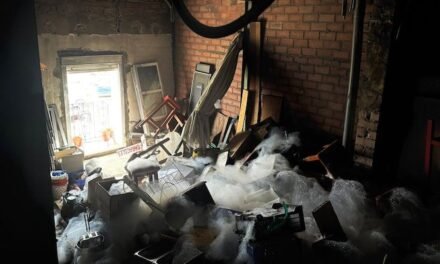 Bomberos extinguen un incendio en un restaurante de Bollullos