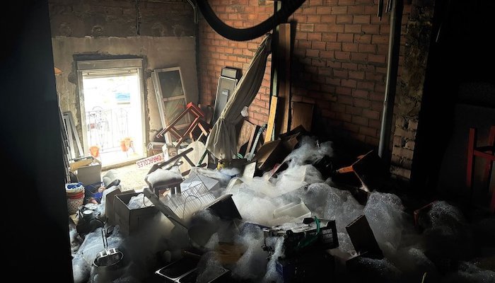 Bomberos extinguen un incendio en un restaurante de Bollullos