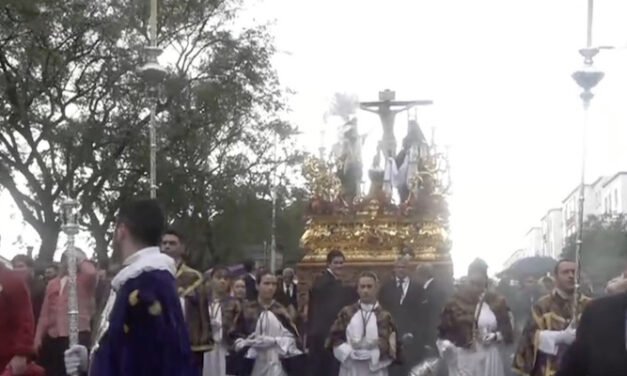 Viernes Santo: La Fe se da la vuelta tras recibir un chaparrón