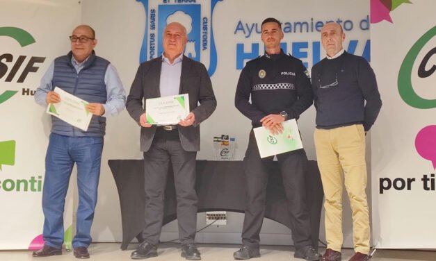 Los cuerpos de la Policía Local de Huelva reciben un reconocimiento a su labor