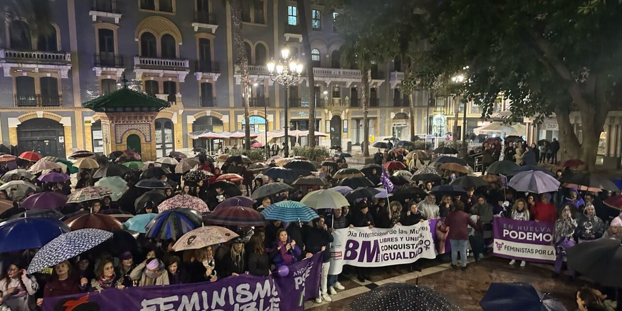 Lluvia feminista en las calles de Huelva