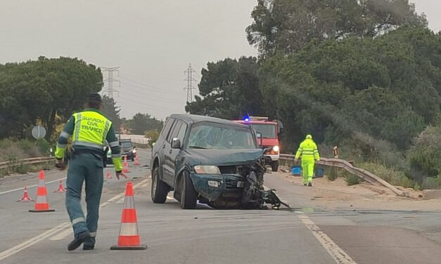 Fallece una persona por una colisión frontal entre dos vehículos en Moguer
