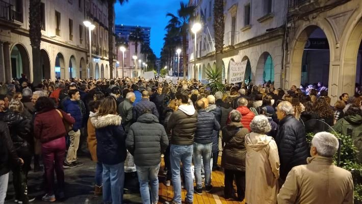 Un millar de personas sale a la calle en defensa de la sanidad pública