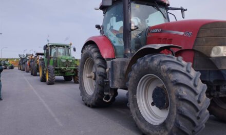 Unos 35 tractores y 250 personas a pie se manifiestan por “el futuro del campo”