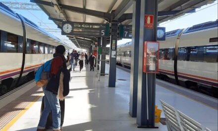 Un tren Madrid-Huelva sufre un retraso por dirigirse de forma incorrecta a Málaga