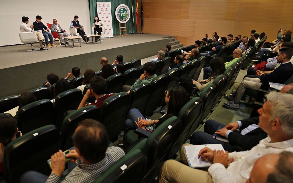 Unos 200 alumnos y profesores llenan la jornada ‘Empleo, hidrógeno verde y transición energética’