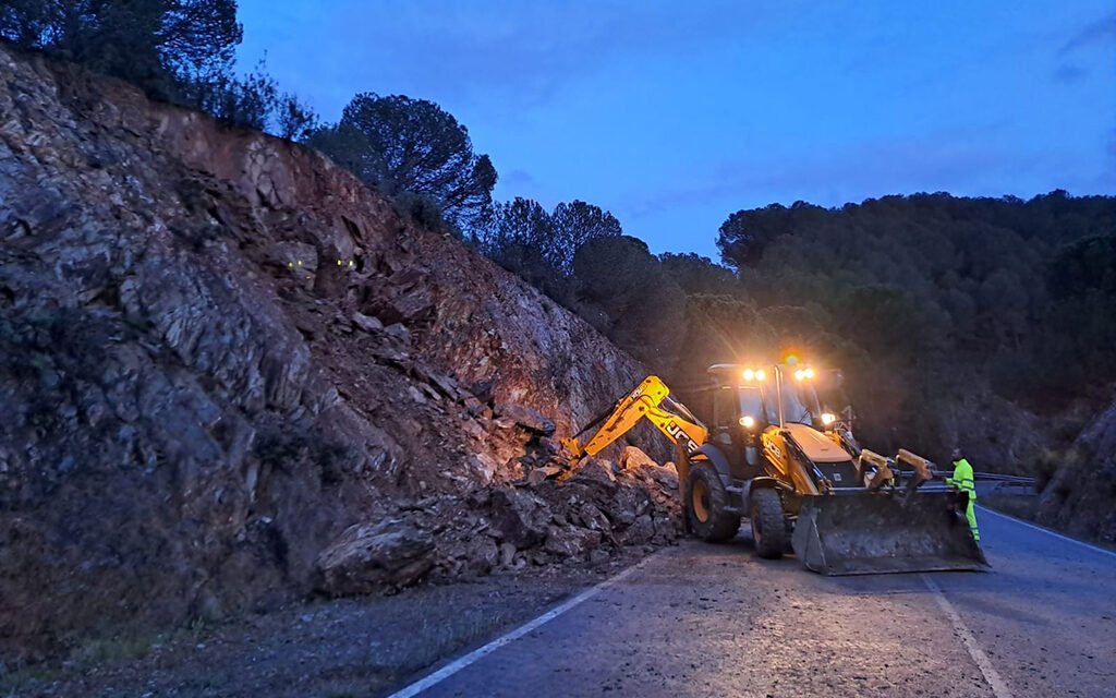 La Diputación actúa de urgencia tras el desprendimiento en la carretera entre Nerva y El Madroño