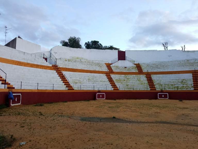 Se cae parte de la plaza de toros de Nerva