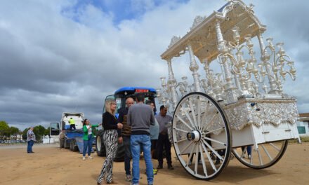 San Juan recibe la carroza de su Simpecado rociero tras su restauración integral